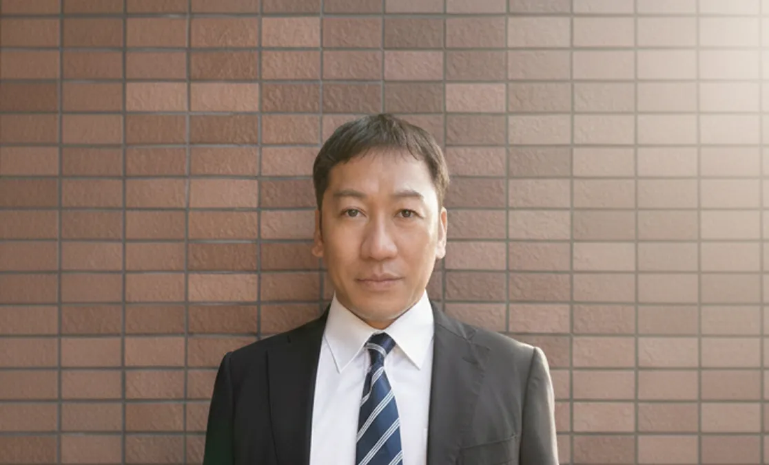 スーツ姿で正面を向いた代表の写真