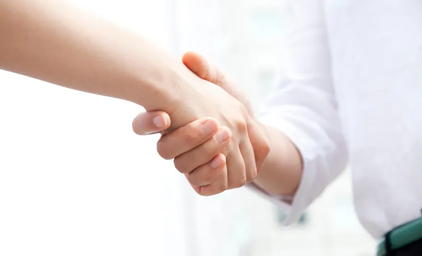 握手をしている手元の様子