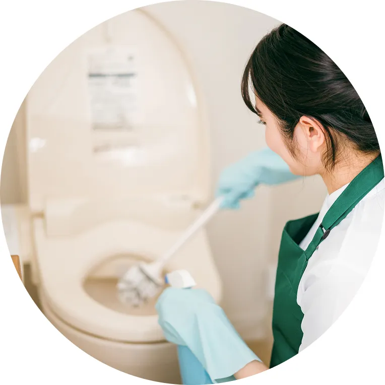 トイレを清掃している手元の様子